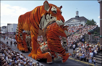 20100528174838_moeders_kroost__klein_zundertse_heikant__winnaar_2002_bloemencorso-zundert-640x413